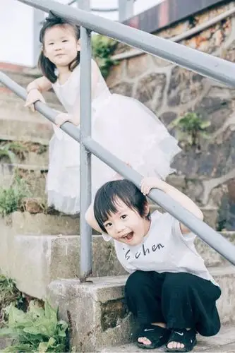 二胎时代姐弟合影