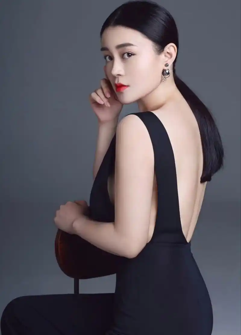 在新剧《鹊刀门传奇》中,公孙丽蓉对赵本山死缠烂