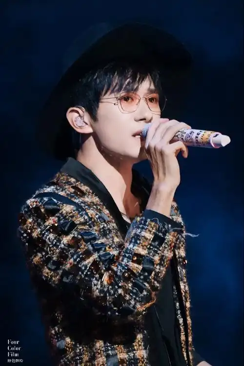 易烊千玺 限定玫瑰