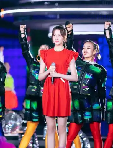 关晓彤搭档许魏洲,表演元宵晚会开场歌舞,穿一身小红裙又美了!