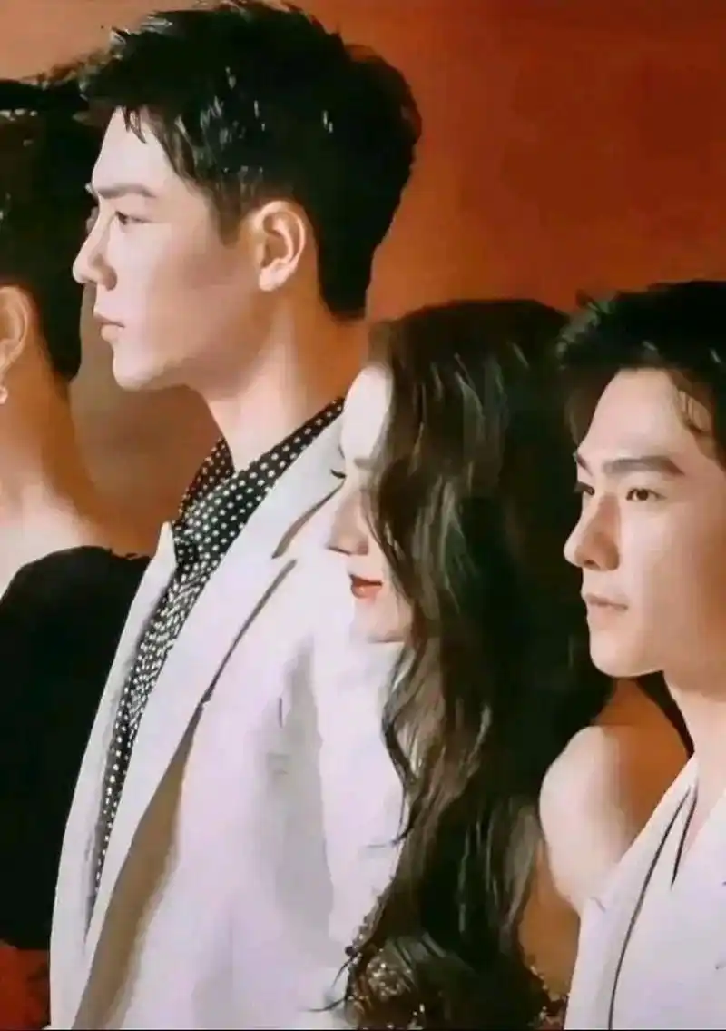 这是一个关于肖战,杨洋和迪丽热巴身高的问题.