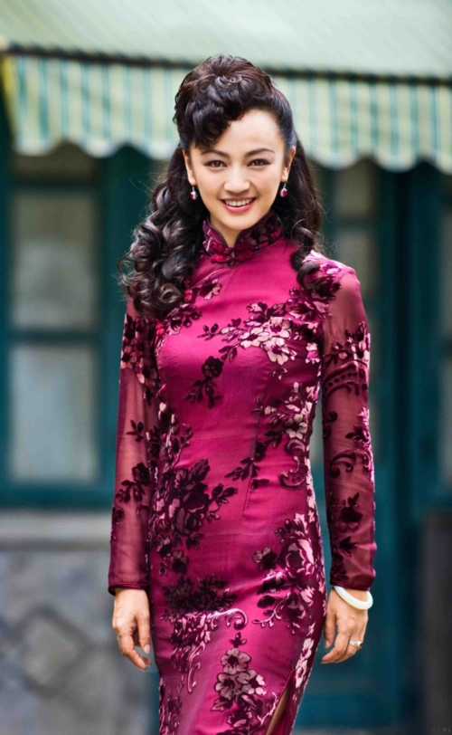 罗海琼不愧是华谊总裁夫人穿亮片裙走红毯气场比别人强