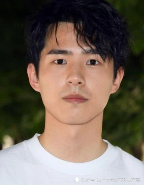 男明星没p图的照片,王俊凯满脸青春痘,蔡徐坤的素颜照皮肤最好
