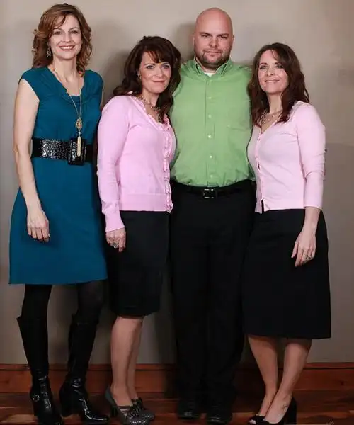 美国三姐妹同嫁一夫生24个孩子