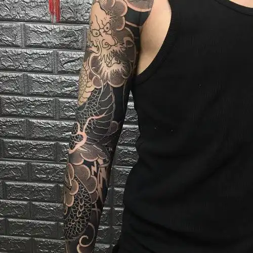 老传统花臂龙先这样了,一边扎_纹身吧社区 - 纹身大咖