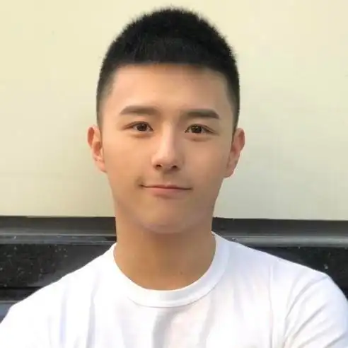 很多男生都喜欢有刘海的发型,特别是"锅盖头"发型,有太多太多男生留了