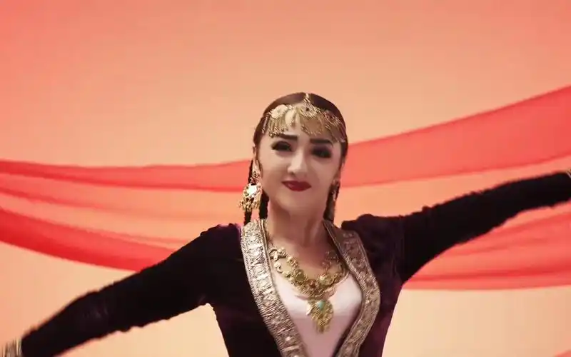 一首新疆美女歌手演唱的维吾尔族歌曲《任其自便不强求》