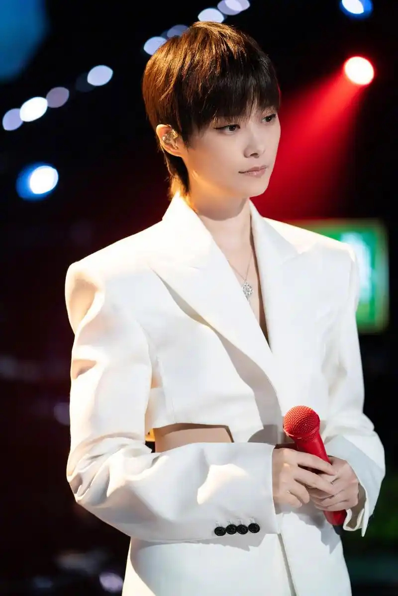 李宇春以独特的形象和出众的创作能力在《超级女声》中脱颖而出,打破