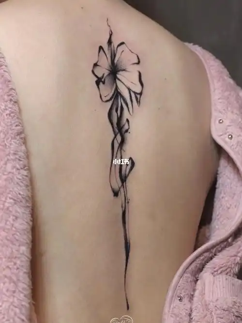 遵义纹身女生背部纹身