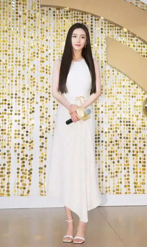 杨幂又美出新高度,长直发搭配小白裙,散发出清纯至骨子里的迷人|发型