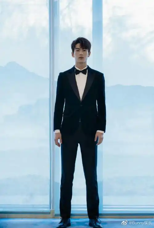 188大帅哥倒地好长一条#内娱男明星188天团,腿比命长系列,你最喜凰