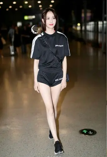 佟丽娅热裤现身机场看到倒下的小心地滑标识牌蹲下身子扶起素质超高