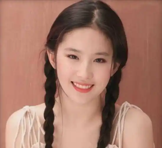 刘亦菲儿时表演照曝光,注定要当大明星的脸,难怪没人质疑她整容_母亲