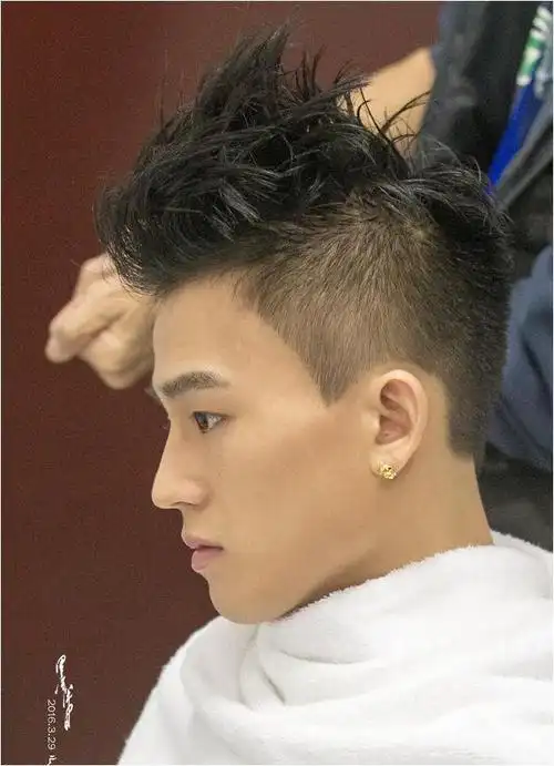 终于在一年后,他报名参加了《快乐男声》.