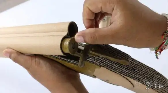 油管up主自制双管霰弹枪玩具造型还原还能发射子弹