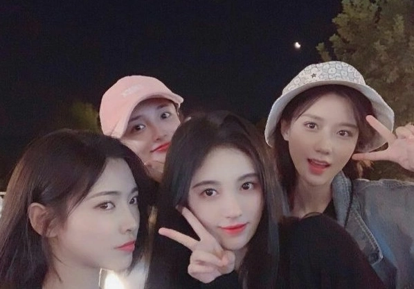 鞠婧祎晒出与闺蜜合影,罕见居家穿搭很吸睛,回眸一刻不同韵味