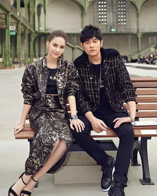 周杰伦po出和昆凌出席活动的美图