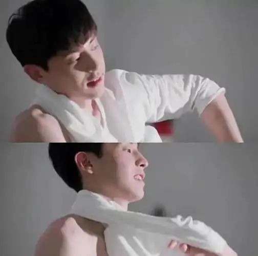 邓伦领奖遭男礼仪眼神挑逗牛奶肌绝了穿球衣肌肉发达