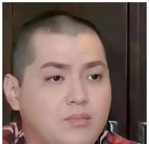 吴亦凡最新情况引热议,留长发睡大通铺,被爆出每天做校服打篮球