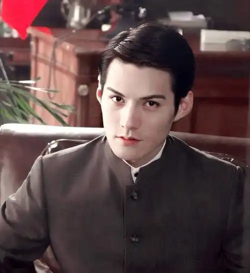 严屹宽真的帅到我心坎!古装造型似翩翩公子,现代造型堪称霸总!