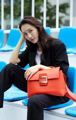 王鸥这是胖了多少?穿西装配运动短裤