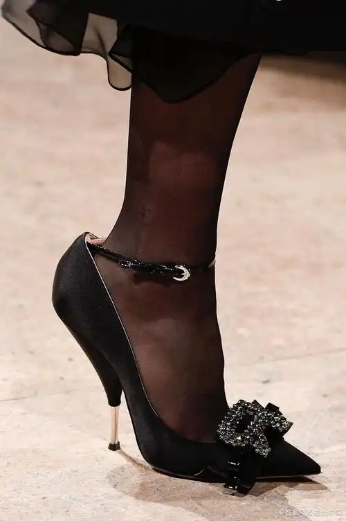 而在这当中,黑色高跟鞋作为一种独特的存在,是否适合新娘子的装扮呢?