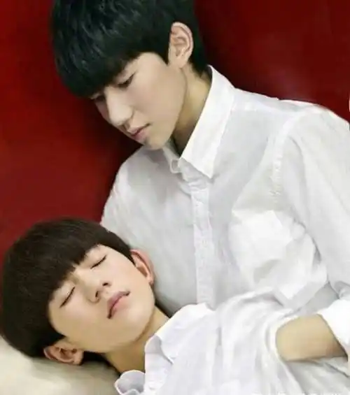 与王俊凯亲密合影,给王源穿婚纱,两个千玺开心互动_易烊_技术_新郎