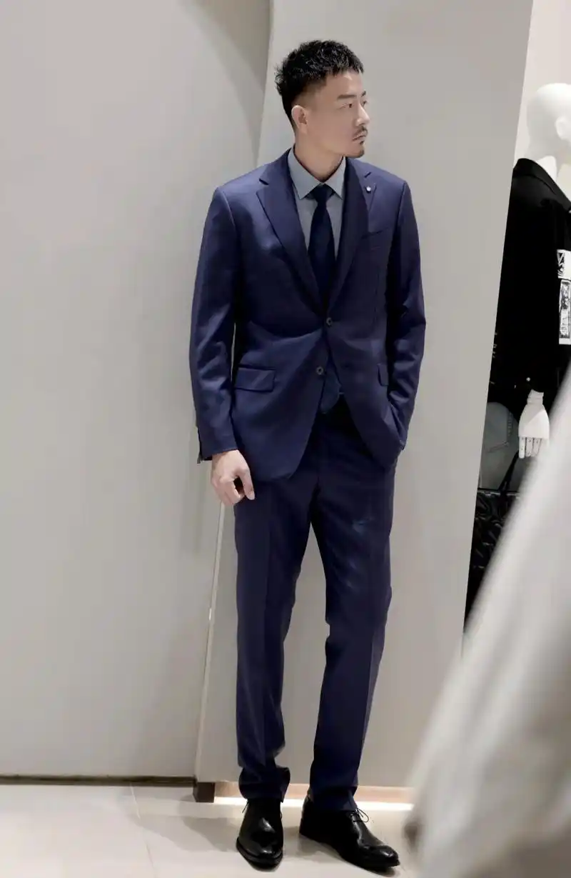 西装如何搭配.宝蓝色西装搭配天蓝色衬衫,同色系搭配起来,更加 - 抖音