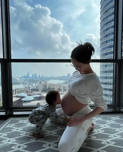 36岁郑恺官宣二胎得子!结婚2年生2孩,晒照曝光上海望江豪宅