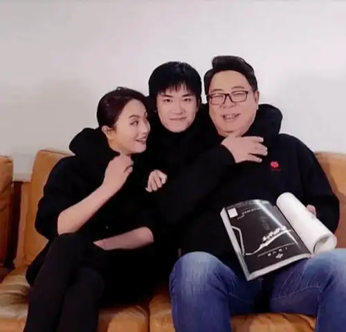 易烊千玺拍戏伤到了,埋到高亚麟胸口哭泣,爸爸也攥他的手,超暖心_腾讯