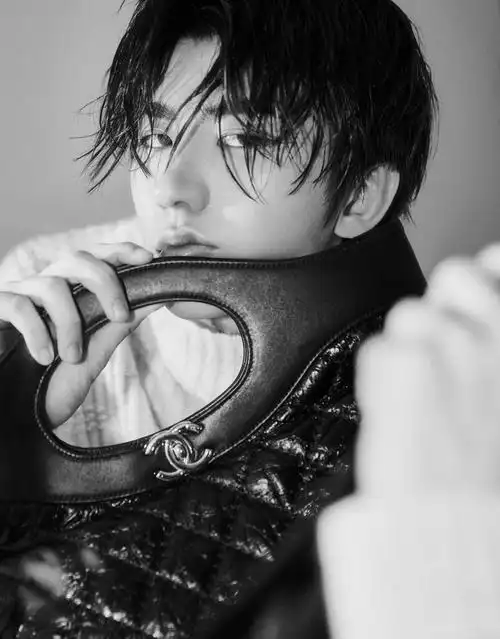 分享蔡徐坤的一组照,与的亲密接触,这组黑白照还是很有型的.