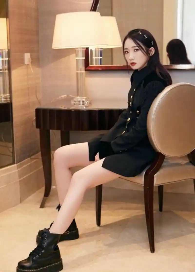 孟美歧制服look,真的帅到我了