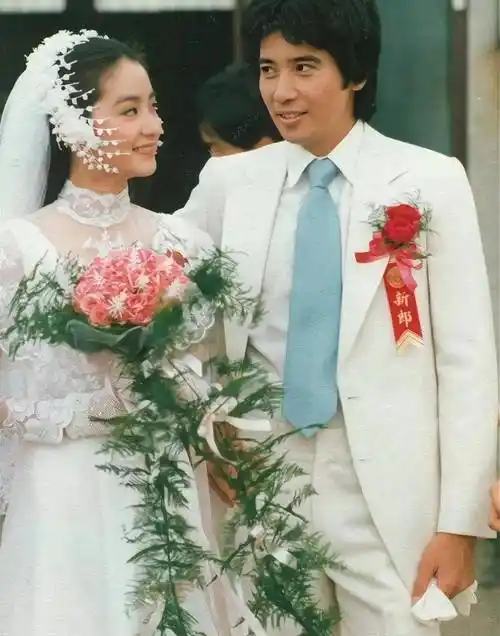 林青霞年轻时看秦汉的眼神充满了爱,可惜最后还是以分手告终!