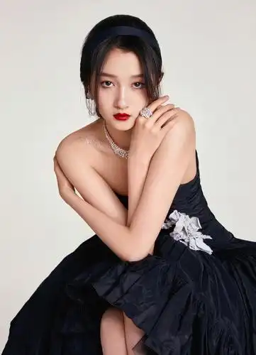 关晓彤上海电影节红毯造型图