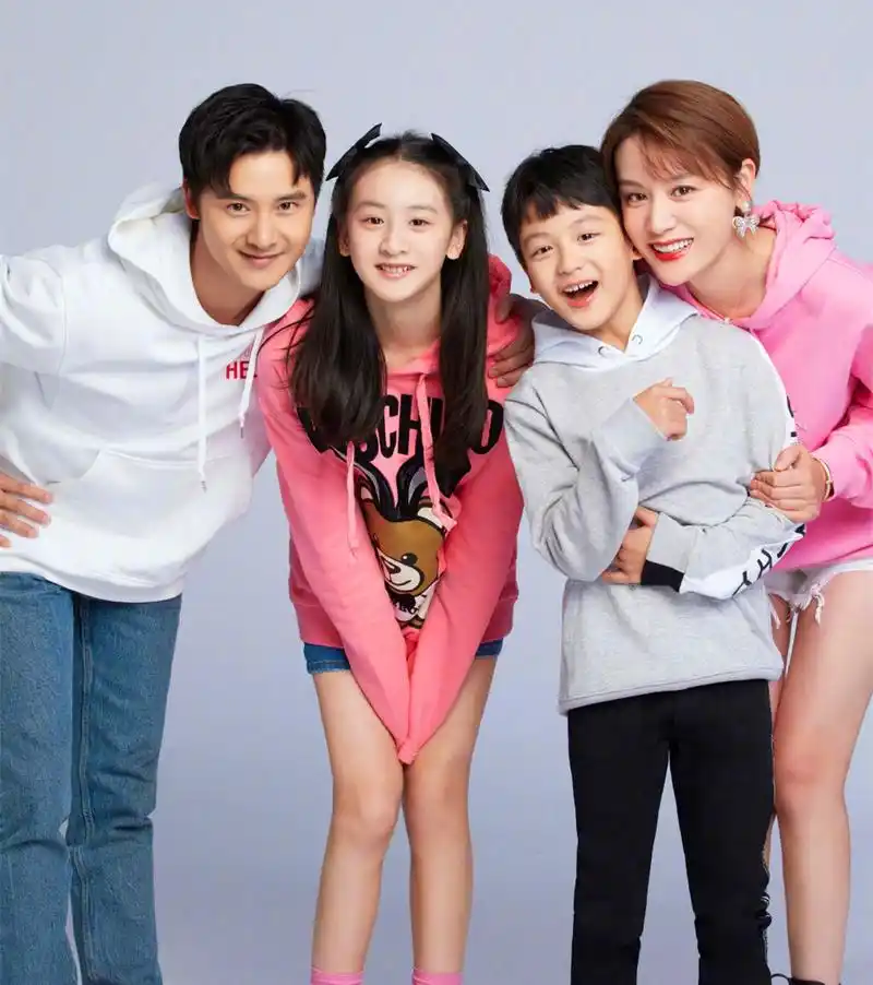 田亮拍全家福迎新年一家四口同一脸型女儿才13岁身高已达1米7