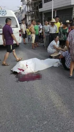 网曝湖南男子讨债被砍死 警方称系被车拖行死亡