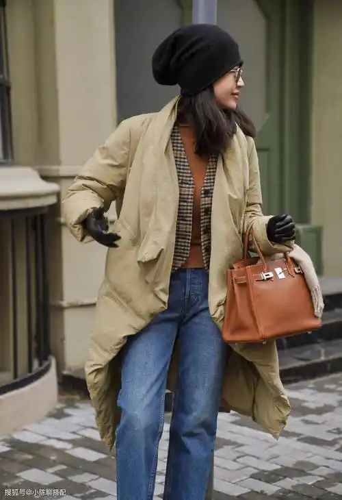 秋冬的穿搭,不想穿得太臃肿,但又要抵御寒风入袭,色彩搭配则是最直接
