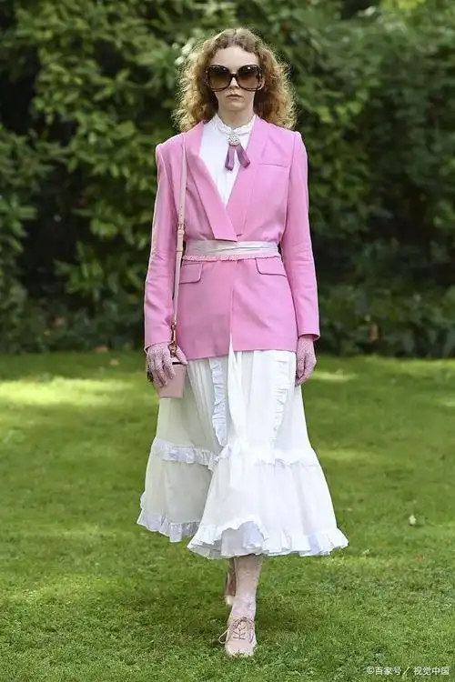 在本文中,我们将深入探讨粉色搭配的高级风范,揭示粉色与哪些颜色的