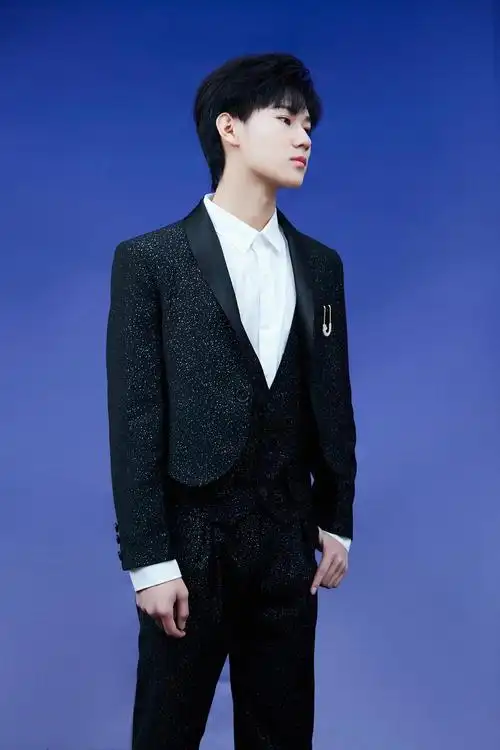 爱妻专楼①细腰长腿行走的衣架基因彩票无出其右张真源身材