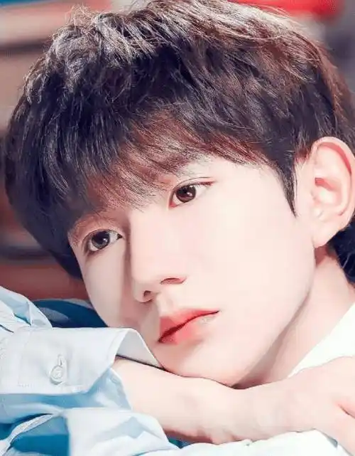 在这张照片中就可以清楚的看到,撩起刘海的王源时尚了不少,不再像以前