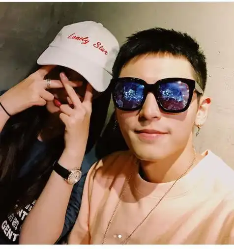 正当人们以为张哲瀚和女友徐嘉雯相亲相爱,如胶似漆的时候,蒋梦婕在