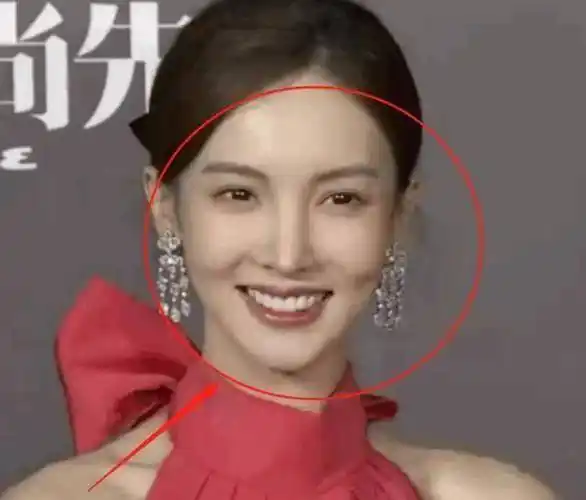 原创邓伦金晨分手四年后首同框女方获奖男方表情冷静宛若陌生人