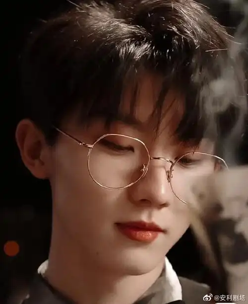 马嘉祺戴眼镜好帅##马嘉祺可以把眼镜焊在脸上吗