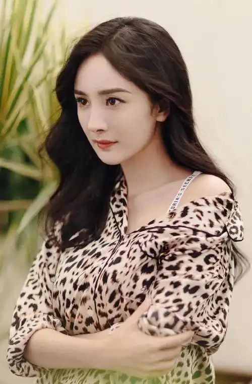 杨幂代言维多利亚的秘密配豹纹睡衣