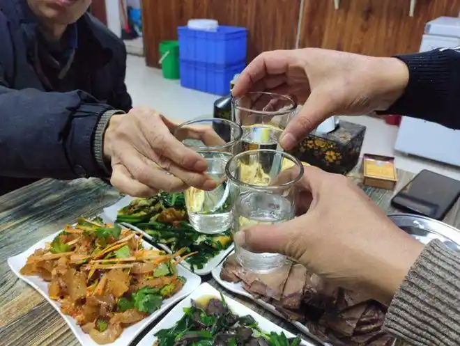 喝酒时最温馨的一个场景就是一桌子的好菜和好酒,几个好友围坐在一起
