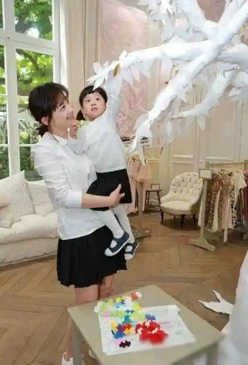 48岁梅婷携女儿出游,意外撞脸倪萍,女儿高级脸引人关注_黑色_气质