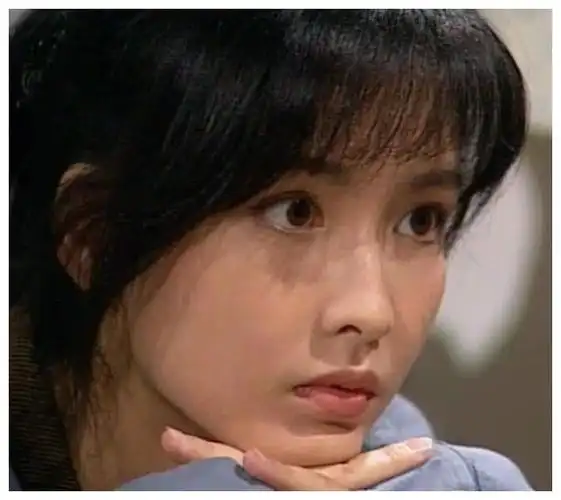 周慧敏完美侧颜依然很美美貌不输当年