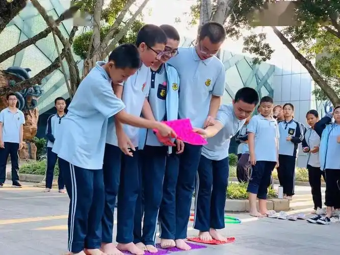 利用有限的指压板,告别墨守成规的套路,和团队一起搭桥过河.