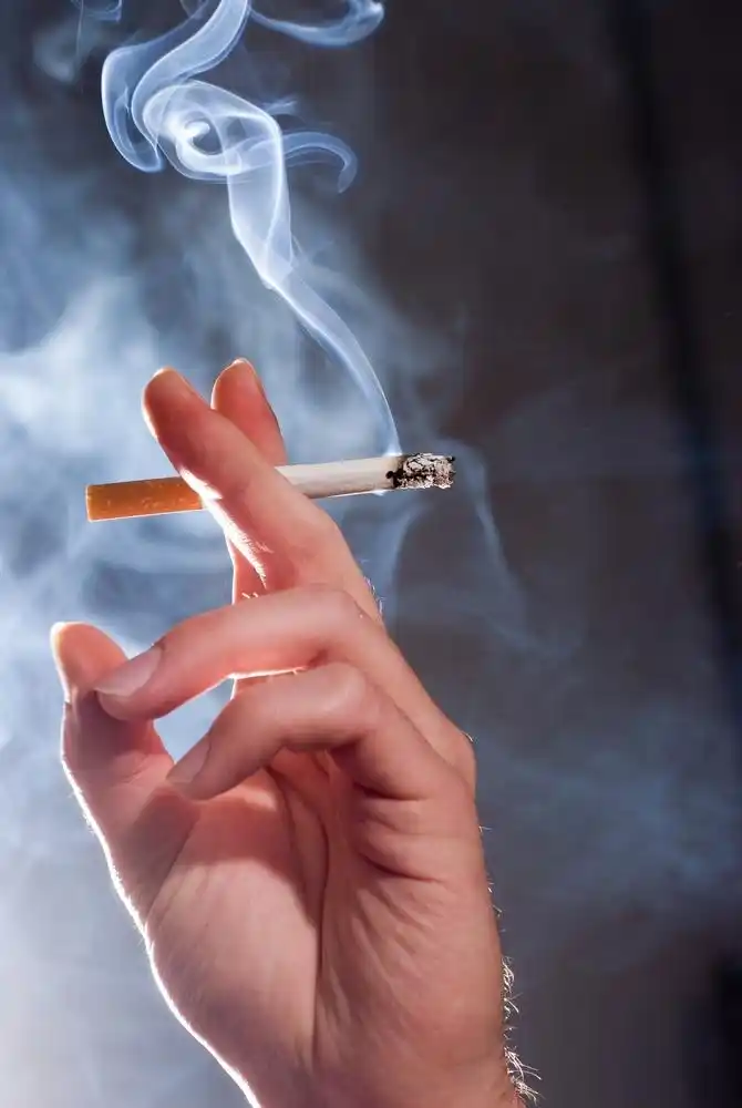 求夹着香烟的手,这个高清图