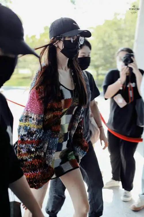 杨幂彩色针织短裙##杨幂黑框眼镜机场照